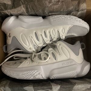 Basketball shoes